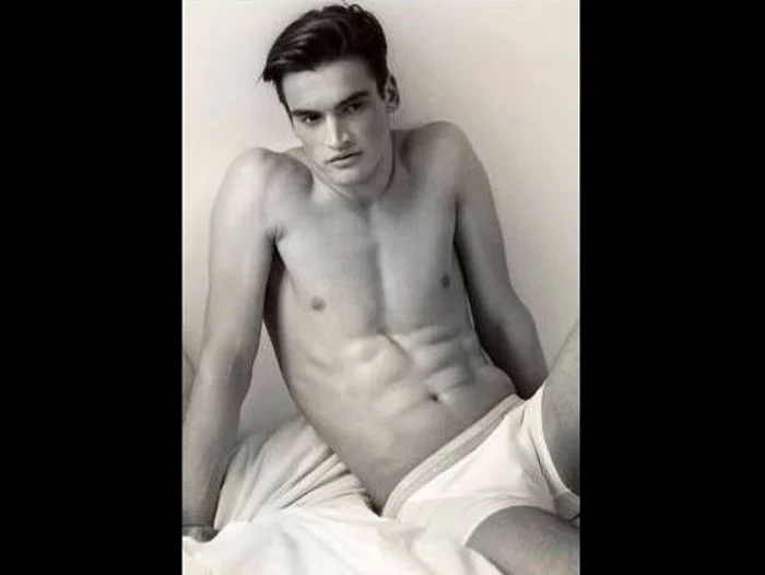 Andrei Baciu a fost fotografiat doar în lenjerie intimă