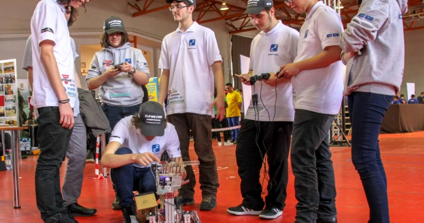 Echipajul de robotică „Clever Core” în jurul robotului cu care vor participa în finala competiţiei  „FIRST Tech Challenge”. FOTO: Arhivă personală