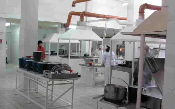 La blocul alimentar al spitalului se lucrează la foc continuu
