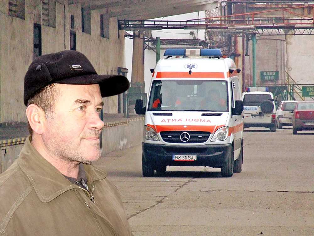 
    Ambulanţa şi maşina  Poliţiei au staţionat,  vineri seară, în curtea  firmei, acolo unde  directorul sinucigaş  a fost găsit în ştreang  