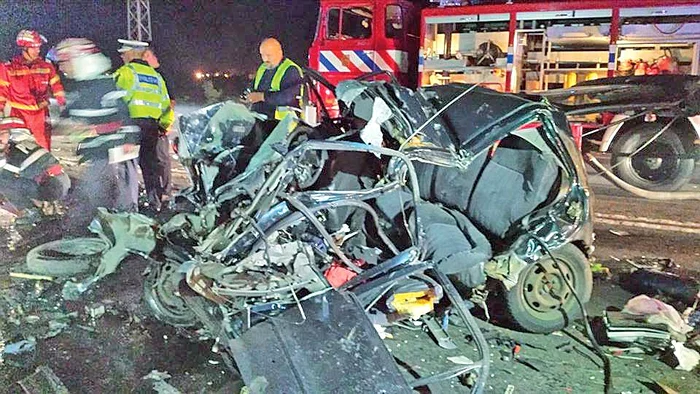 
    Pe bancheta din spate a maşinii, sinucigaşul îşi amenajase un altar din  poze cu iubita, încadrate de trandafiriFoto: Facebook  