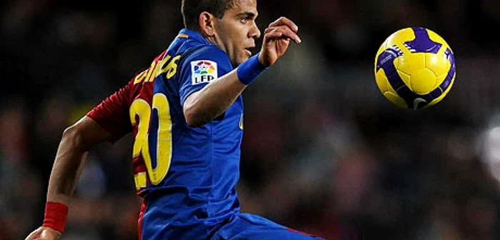 Dani Alves joacă la FC Barcelona din 2008