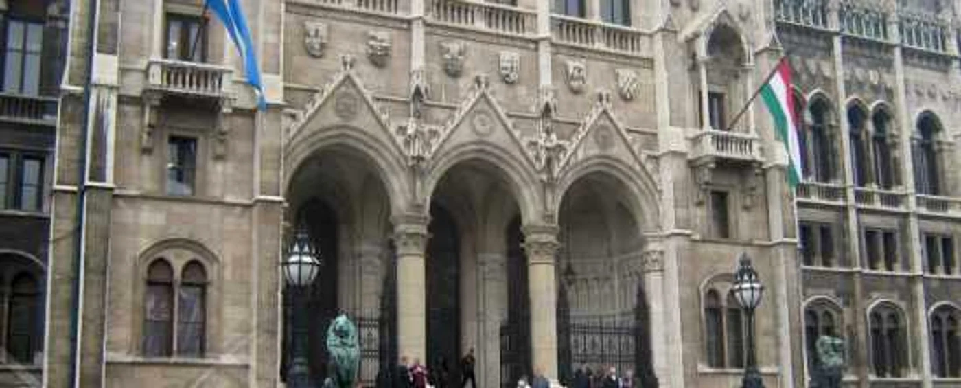 Steagul secuiesc a mai fost arborat pe Parlamentul Ungariei în urmă cu trei ani FOTO hungarianambiance.com