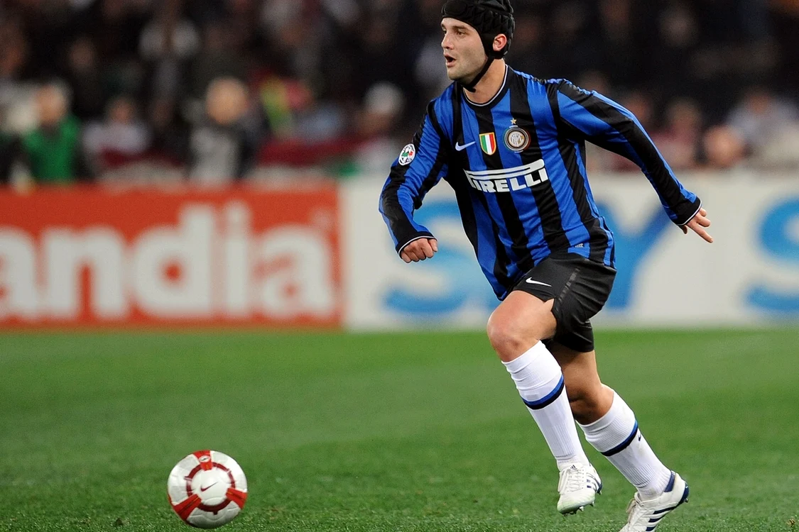 Cristi Chivu a jucat patru ani cu o cască, în urma unei accidentări la cap (FOTO: Getty Images)