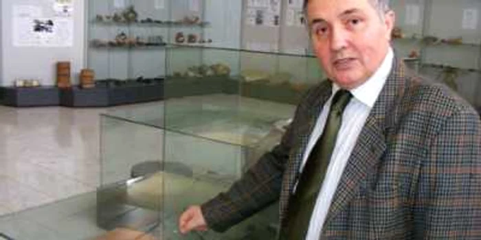 Directorul Dumitru Ţeicu împreună cu alţi muzeografi au reconstruit un cuptor de ars ceramică