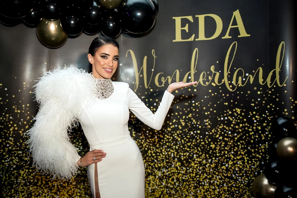 Adelina Pestrițu a purtat o rochie albă, deci putem să afirmăm că petrecerea cu ocazia zilei ei de naștere a fost o repetiție pentru nuntă 