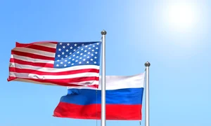 Steaguri SUA şi Rusia pe un fundal de cer senin FOTO SHUTTERSTOCK