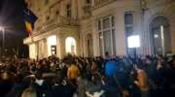 Mii de români nu au mai apucat să voteze în diaspora   FOTO: LSRS