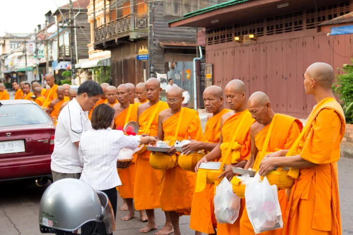 Calugari Budisti ritual Shutterstock