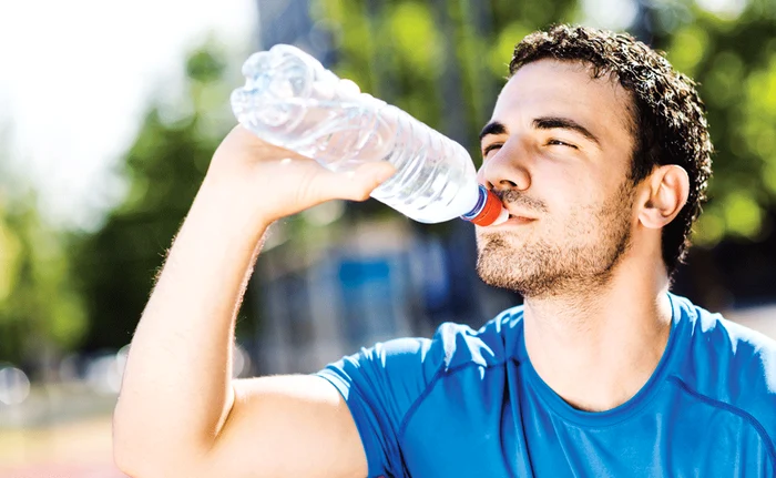 Este indicat să beţi peste doi litri de apă pe zi