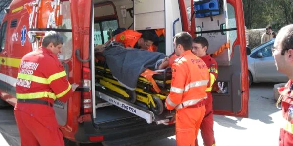 Un barbat se zbate intre viata si moarte dupa ce a fost impuscat, se pare accidental, la Sutesti-Valcea