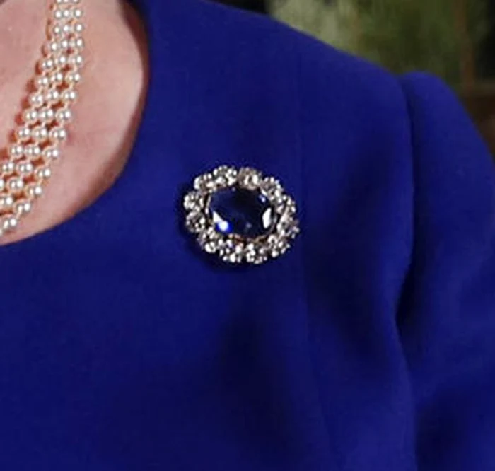 Broşa Reginei seamănă cu steagul UE cu cele 12 stele