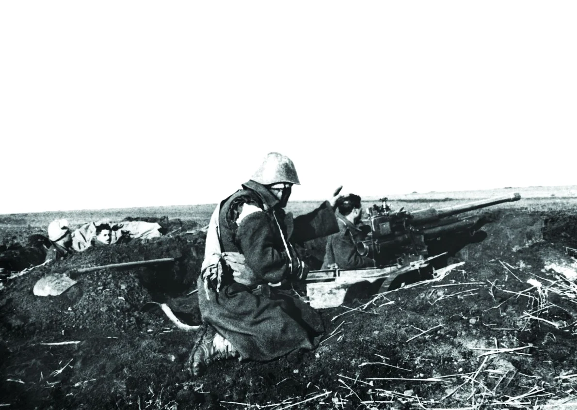 Infanteriști români în poziție de tragere (© Getty Images) 