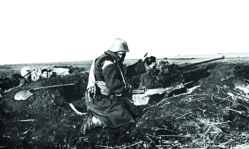 Infanteriști români în poziție de tragere (© Getty Images) 