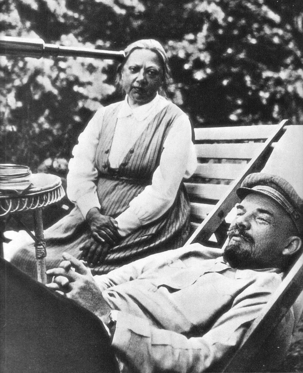 Vladimir Lenin și Nadejda Krupskaia, în 1922 (© Wikimedia Commons)