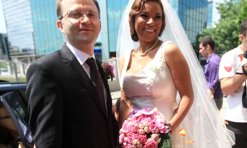 Nadine s a căsătorit în vara lui 2011 cu avocatul Dragoș Apostolescu, cu care se iubește din 2006 jpeg