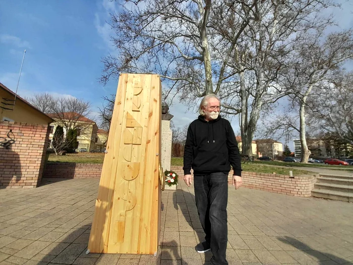 Mihai Donici la statuia lui Brâncuși de la Timișoara FOTO Ștefan Both