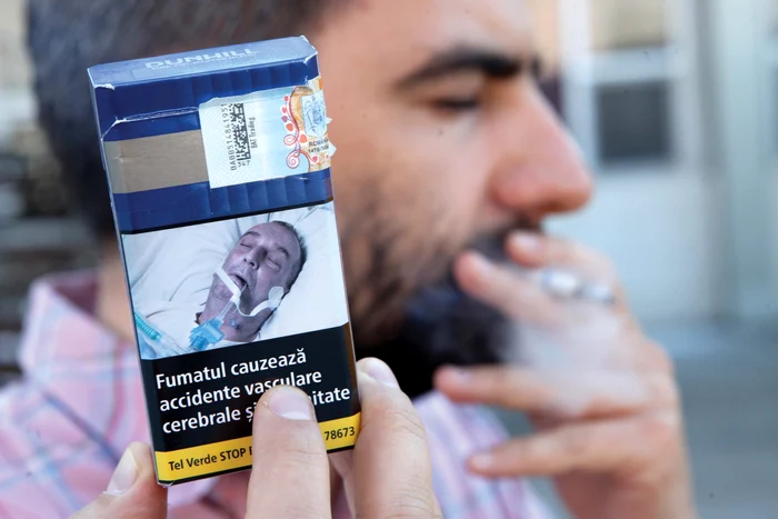 
    O familie de români susţine că bărbatul intubat care apare în fotografie nu şi-a dat acordul pentru a fi pozat. În ultimul an, mai mulţi bărbaţi din Europa au spus că ei au fost pozaţi în această ipostazăFoto: Sever Gheorghe  