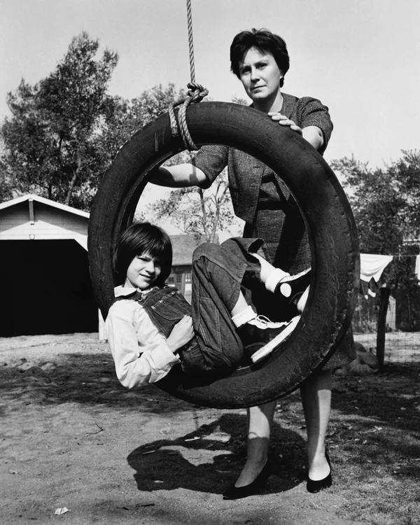 Harper Lee și actrița Mary Badham, pe platourile de filmare. FOTO: Getty Images