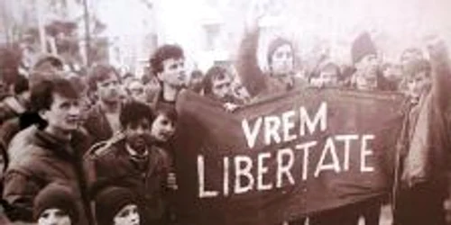 Botoşănenii care au ieşit în stradă în decembrie 1989 s-au lăsat pozaţi cu bannere