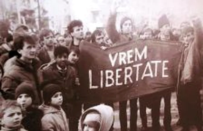 Botoşănenii care au ieşit în stradă în decembrie 1989 s-au lăsat pozaţi cu bannere