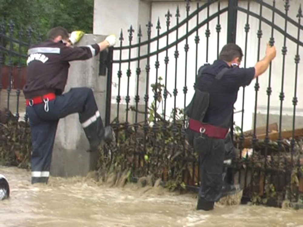 
    Pagubele nu au fost estimate deocamdată  