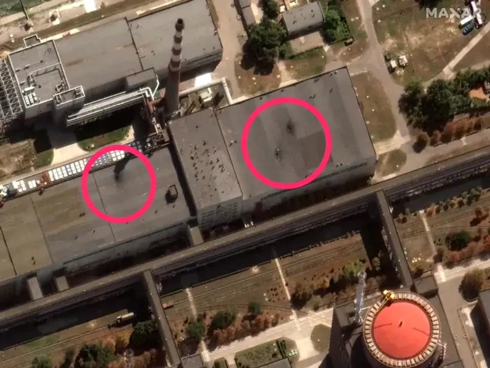 Mai multe găuri se observă în acoperișul clădirii Foto: Maxar Technologies