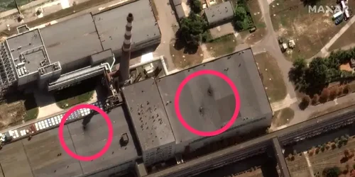 Mai multe găuri se observă în acoperișul unei cladiri de la Zaporojie Foto: Maxar Technologies