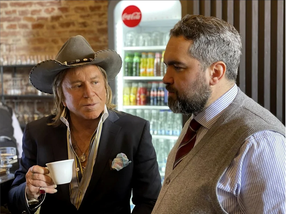 Ciprian Mega şi Mickey Rourke în timpul filmărilor pentru noul film al preotului, "21 de rubini".