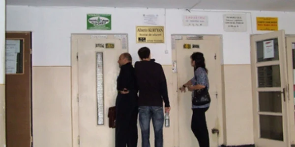 Neamţ: Pietrenii se deplasează cu lifturi vechi de 50 de ani