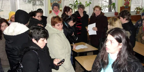 Părinţii elevilor de la „George Coşbuc“ au semnat în această dimineaţă petiţia pe care au depus-o la Inspectorat şi Primărie 