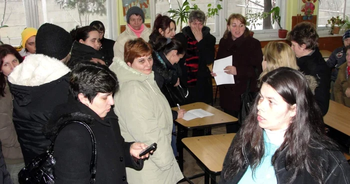 Părinţii elevilor de la „George Coşbuc“ au semnat în această dimineaţă petiţia pe care au depus-o la Inspectorat şi Primărie