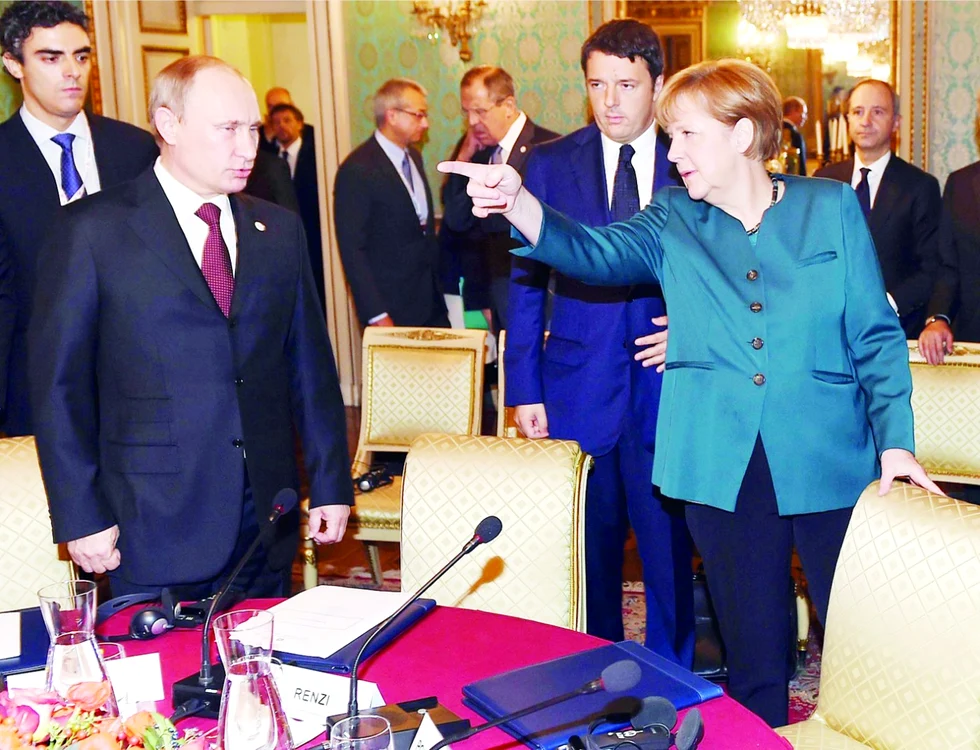 Angela Merkel îi arată lui Vladimir Putin unde îi este locul. FOTO REUTERS