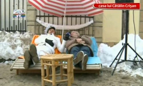 Măruţă a amenajat o plajă în faţa casei lui Cătălin Crişan (Foto: captură video ProTV) jpeg