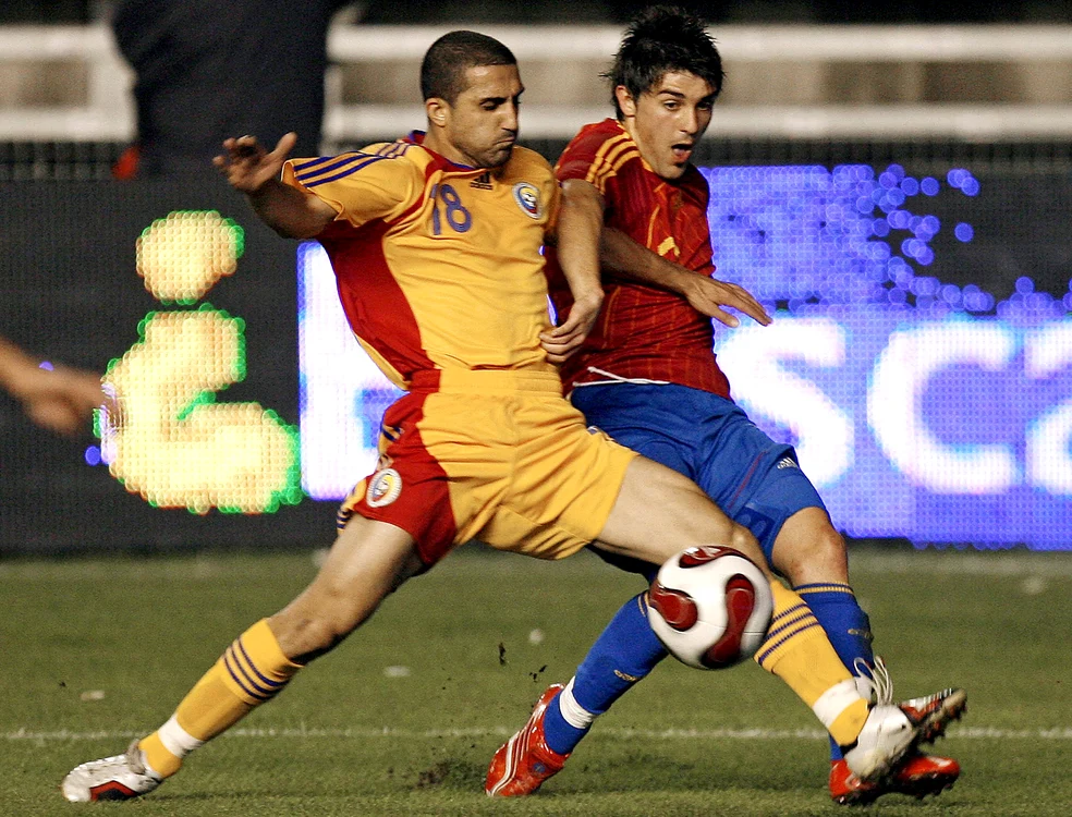
    Petre Marin, în duel cu David Villa în 2006  