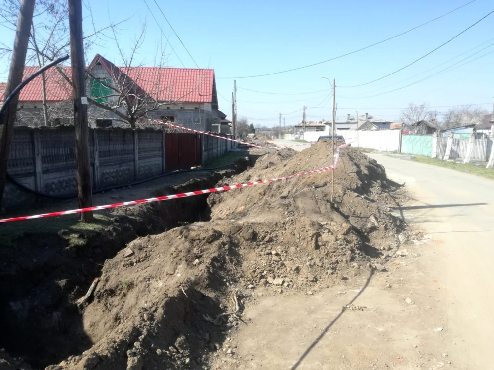 Lucrările pentru realizarea reţelei de alimentare cu apă au început cu o săptămână în urmă în Dobrosloveni FOTO: Florin Ciulavu