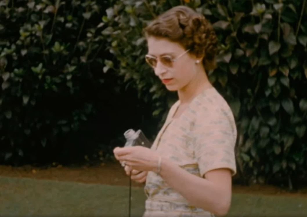 Regina Elisabeta a II-a a Marii Britanii în 1953,pe vremea când aavea 27 de ani. Imagine: ITV1 (captură video)