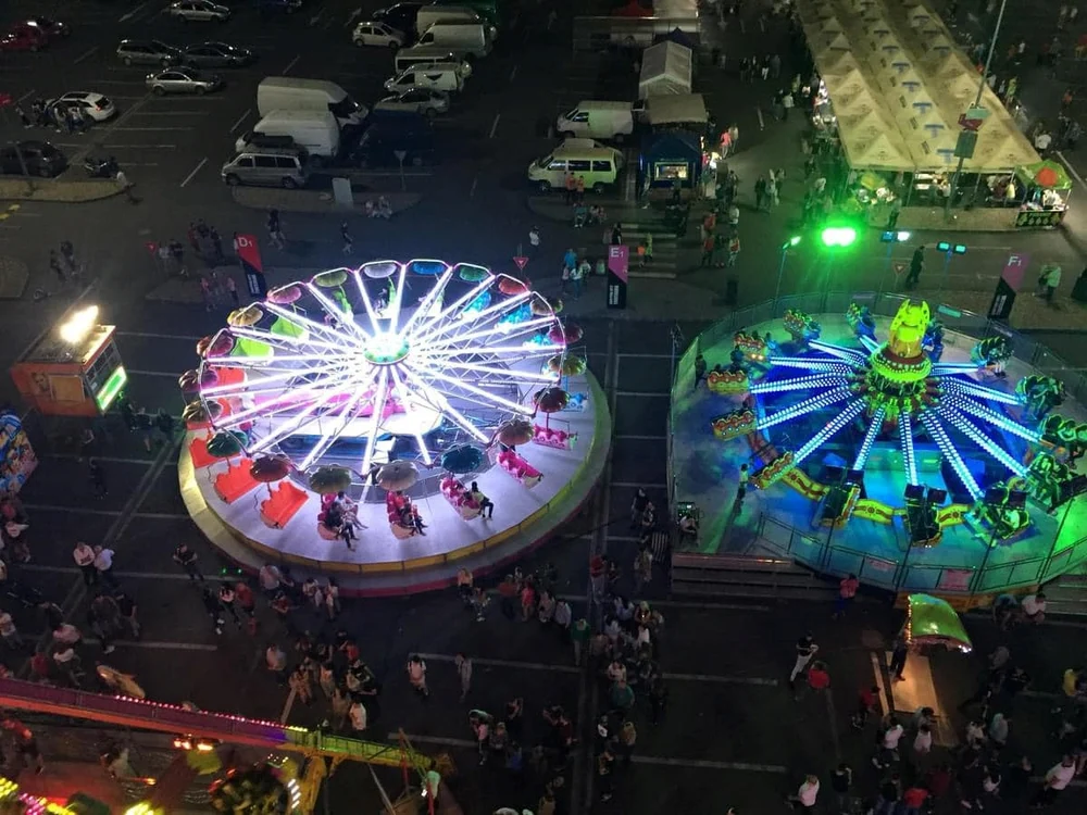 Cumnatul şi nepoata preşedintelui Nicuşor Dan, la târgul tradiţional de la Vaslui. „Mi-am adus aminte de copilărie și mi-am adus și fiica să vadă cum e la bâlci, la bunici”