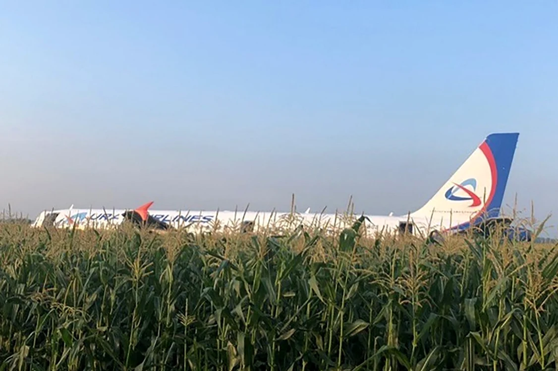 
    Avionul companiei Ural zbura pe ruta Moscova - SimferopolFoto: AFP PHOTO / RUSSIAN INVESTIGATIVE COMMITTEE / HO"  