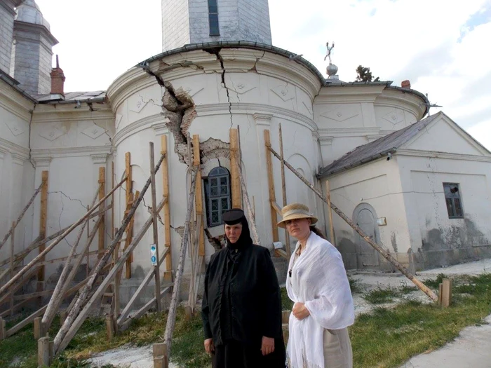 Biserica este gata să cadă
