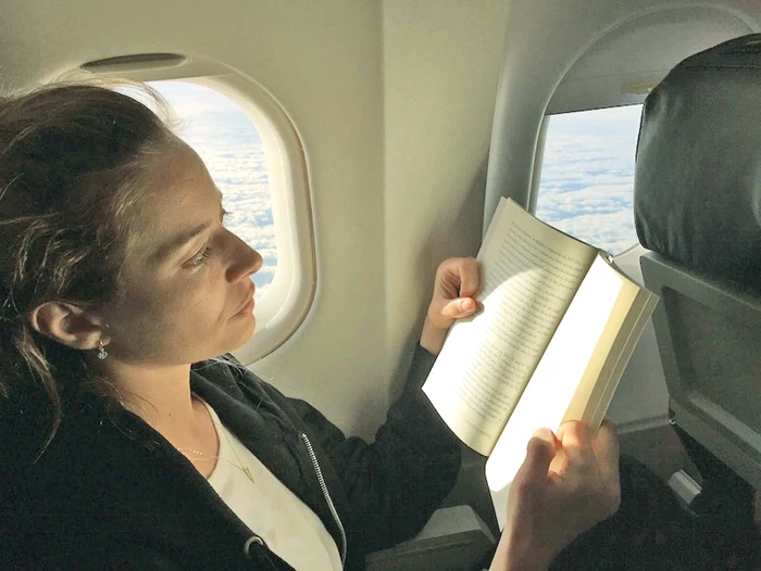 
    Pentru Laura, călătoria cu avionul este o adevărată plăcere  