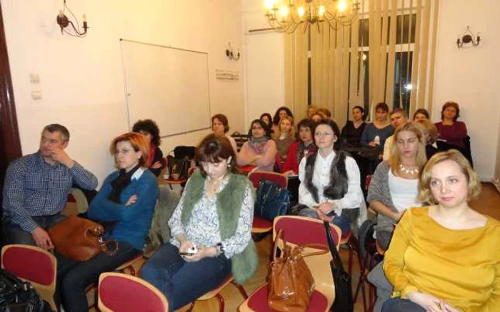 Membrii Clubului Bright Parents ascultă sfaturile psihologului Mirela Horumba. FOTO „Adevărul“