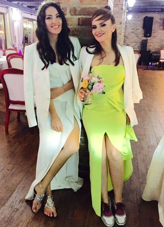 Mireasa şi naşa au rupt ringul de dans şi au renunţat la tocuri