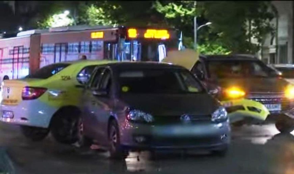 Carambol cu 4 mașini în centrul Capitalei. Un taximetrist a ajuns la spital cu răni la cap