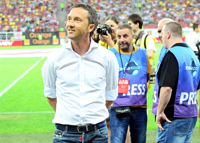Mihai Stoica le zâmbeşte fanilor dinamovişti, înainte de derby. FOTO: Cosmin Iftode
