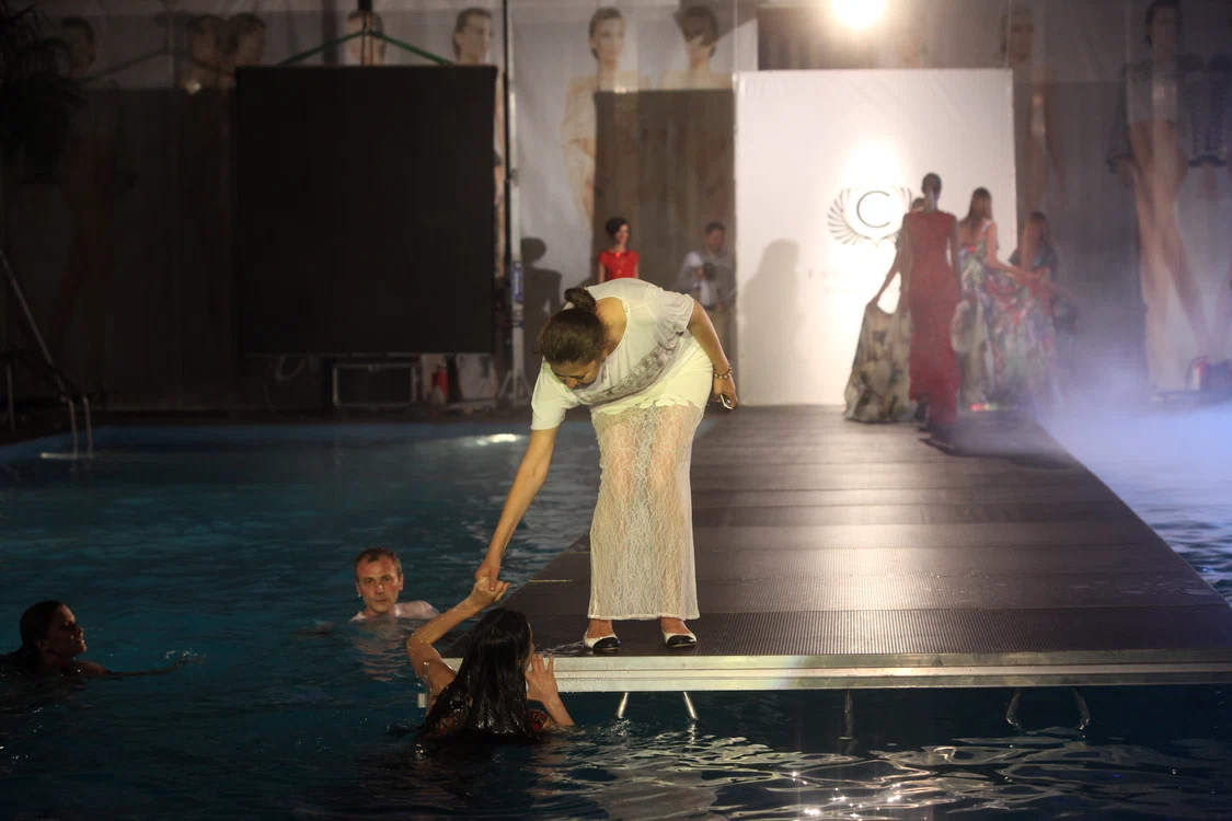 La sfârșitul prezentării, fotomodelele s-au aruncat în piscină îmbrăcate în creațiile Ritei Mureșan