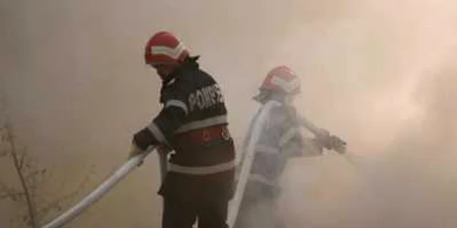 Pompierii ieşeni s-au luptat ore în şir cu flăcările (Foto arhivă)