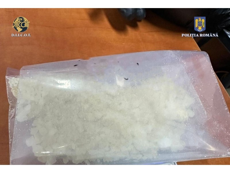 Doi adolescenți au reușit să aducă în țară droguri de mare risc, prin plasarea unor comenzi online. Cum au fost prinși