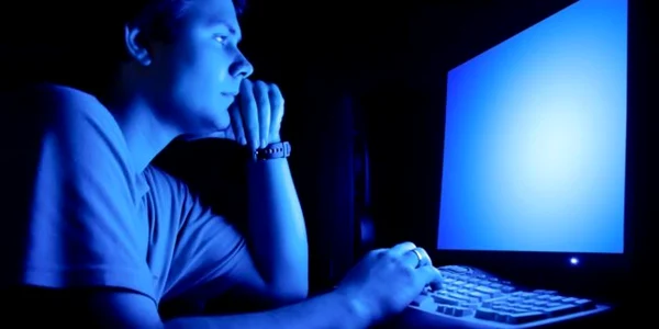 Undele albastre emise de monitorul calculatorului afectează activitatea creierului  pe timpul nopţii 