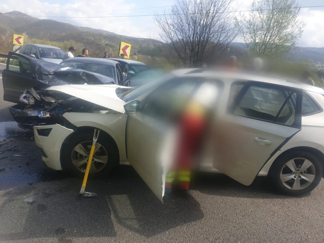 Accident cu cinci victime printre care şi un copil în urma unui impact frontal între două auto la Bujoreni Vâlcea pe DN7 - E81 Valea Oltului Foto Adevărul